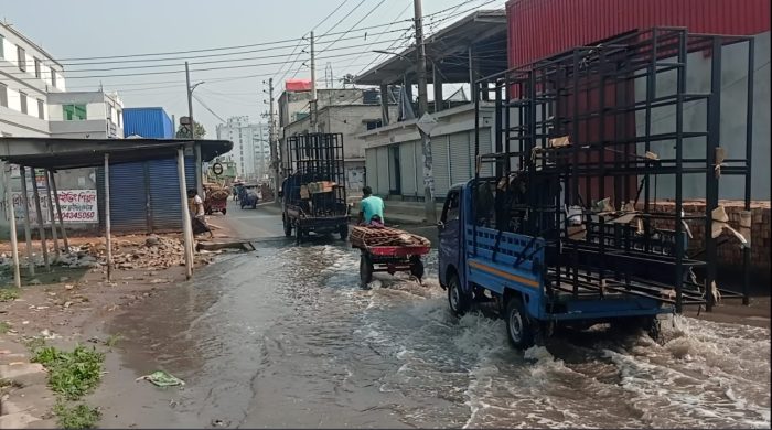 টঙ্গীর খাঁ পাড়া রোডে জলাবদ্ধতায় ভোগান্তি