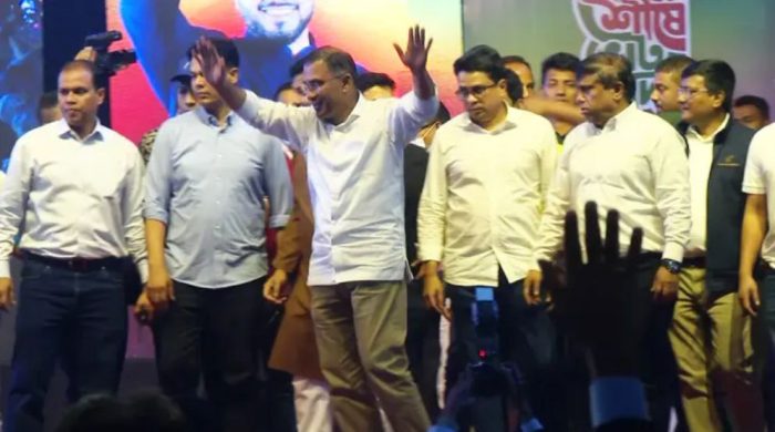 প্রচারণার শেষ দিনে ঢাকার ভিন্ন আসনে ছুটেছেন তারেক রহমান